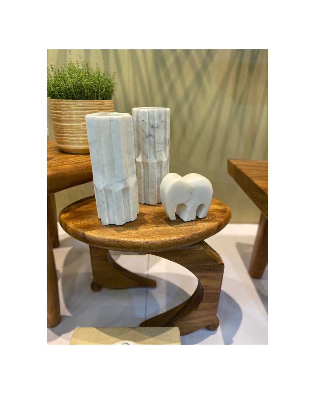 Mesa Lateral em Madeira com Design Escultural e Base Curva